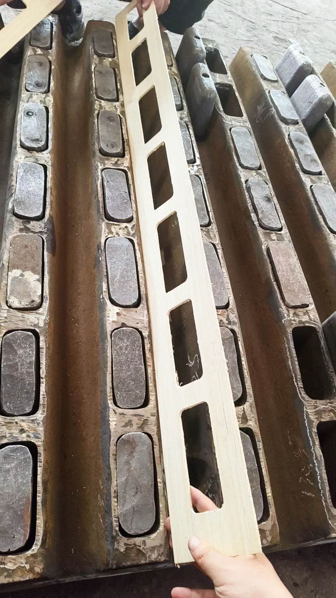 Inlaid High Chrome Cast Iron Jaw Crusher Teeth Plate 2