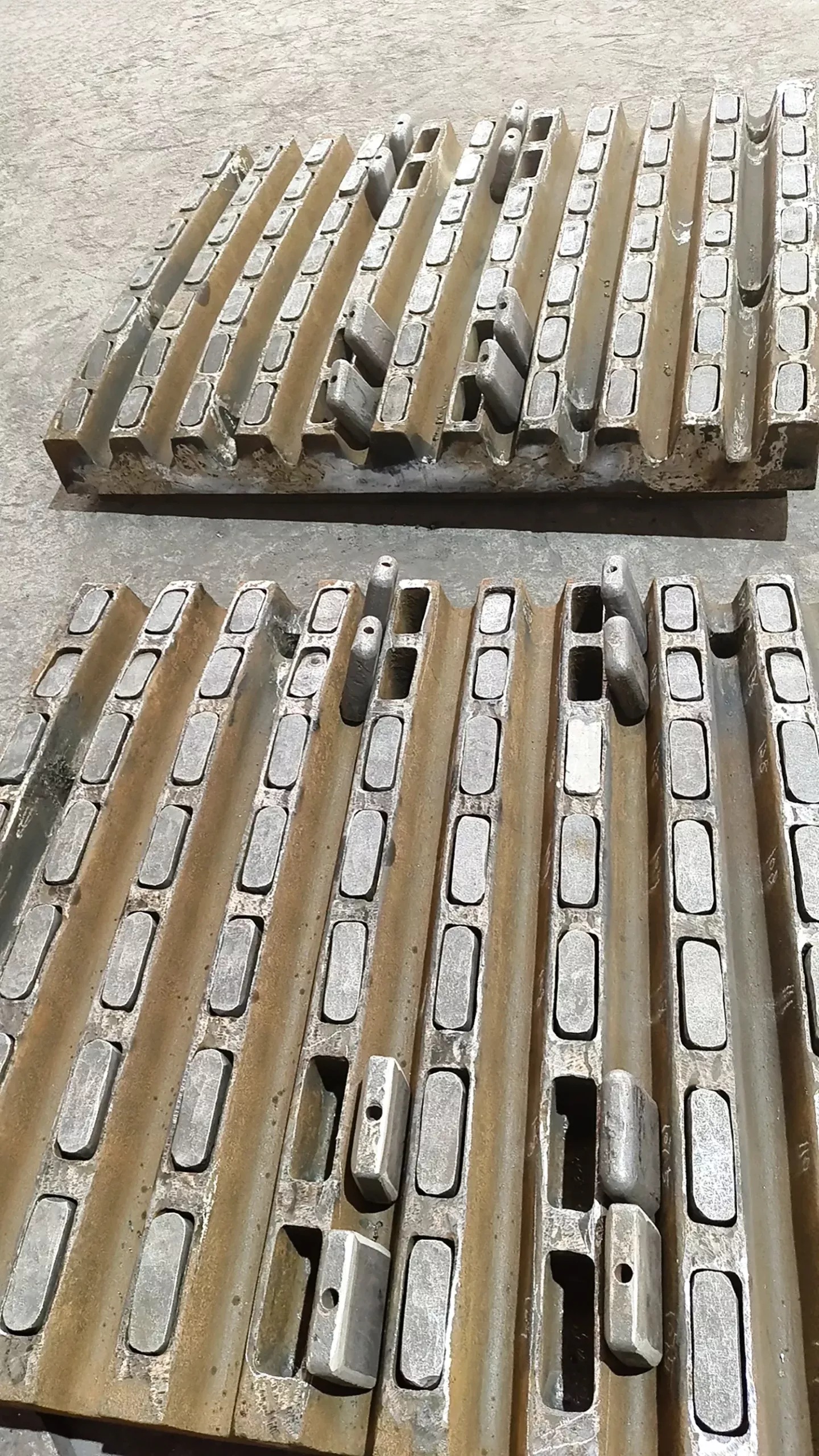 Inlaid High Chrome Cast Iron Jaw Crusher Teeth Plate