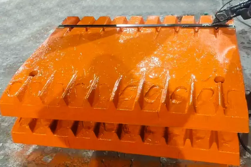 Inlaid high chrome cast iron tooth plate